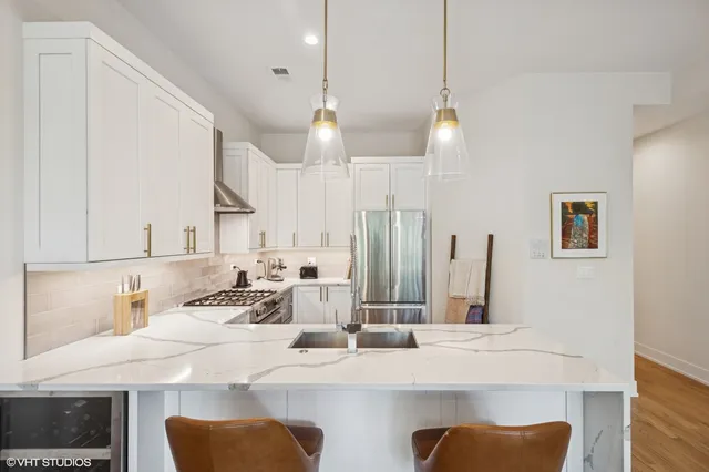 $4,000 | 1753 North Kedzie Boulevard, Unit 2, Chicago, IL 60647