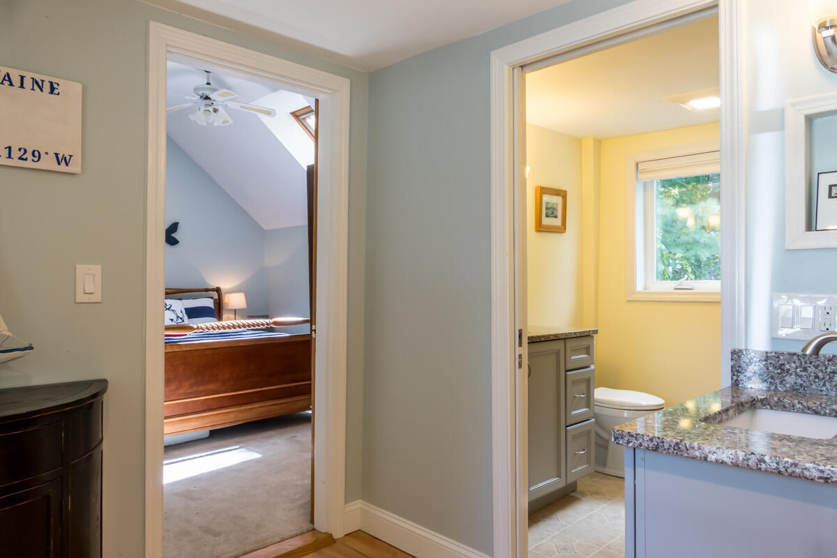 69 Beech Hill Road Freeport, ME 04032 - Photo 30 of 54 40-1st floor Primary suite (4 of 6)