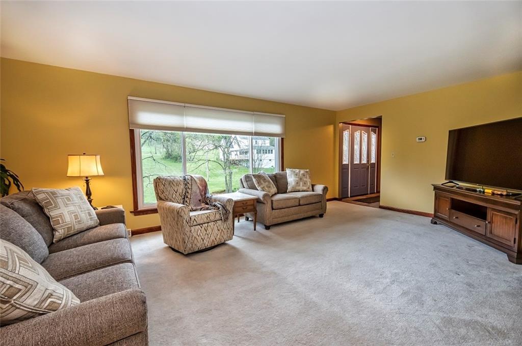 136 Thomas Road McMurray, PA 15317 - Photo 3 of 25