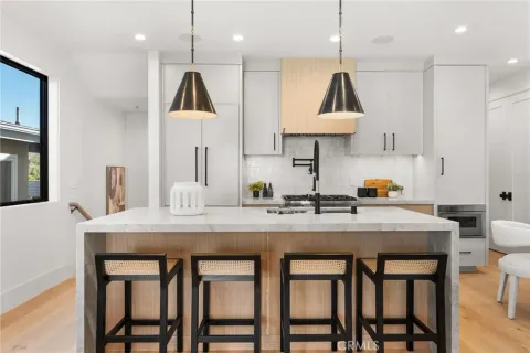 $3,500,000 | 305 Fernleaf Avenue, Corona del Mar, CA 92625