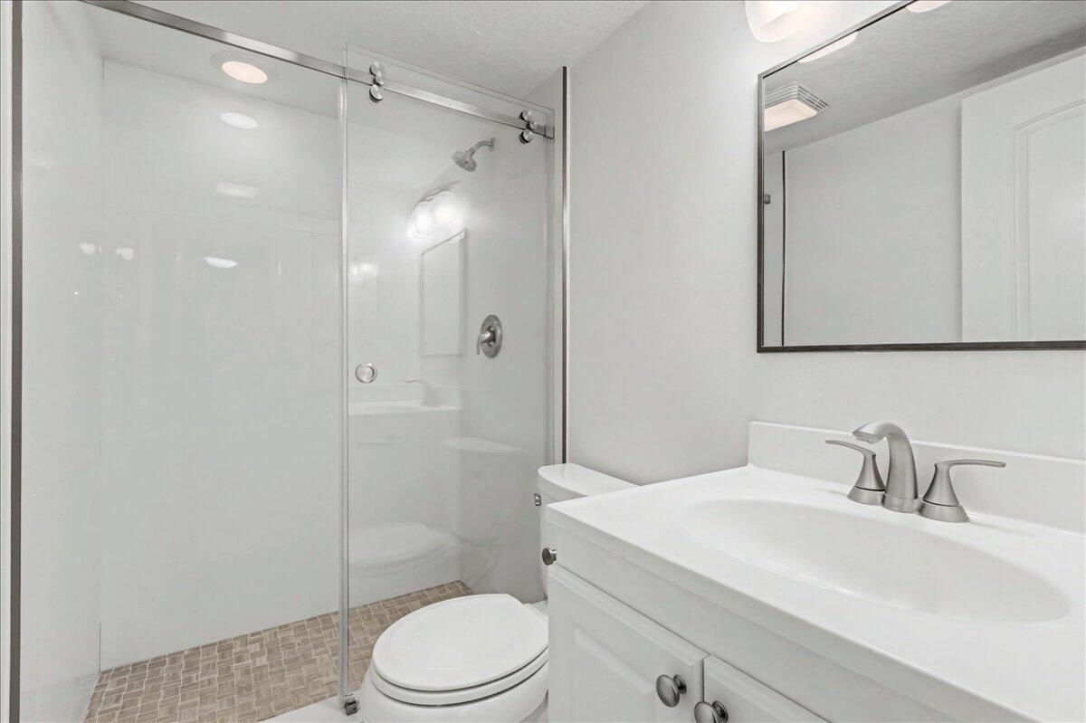 765 Jeffery Street, Unit 1301 Boca Raton, FL 33487 - Photo 27 of 42 2nd Bathroom