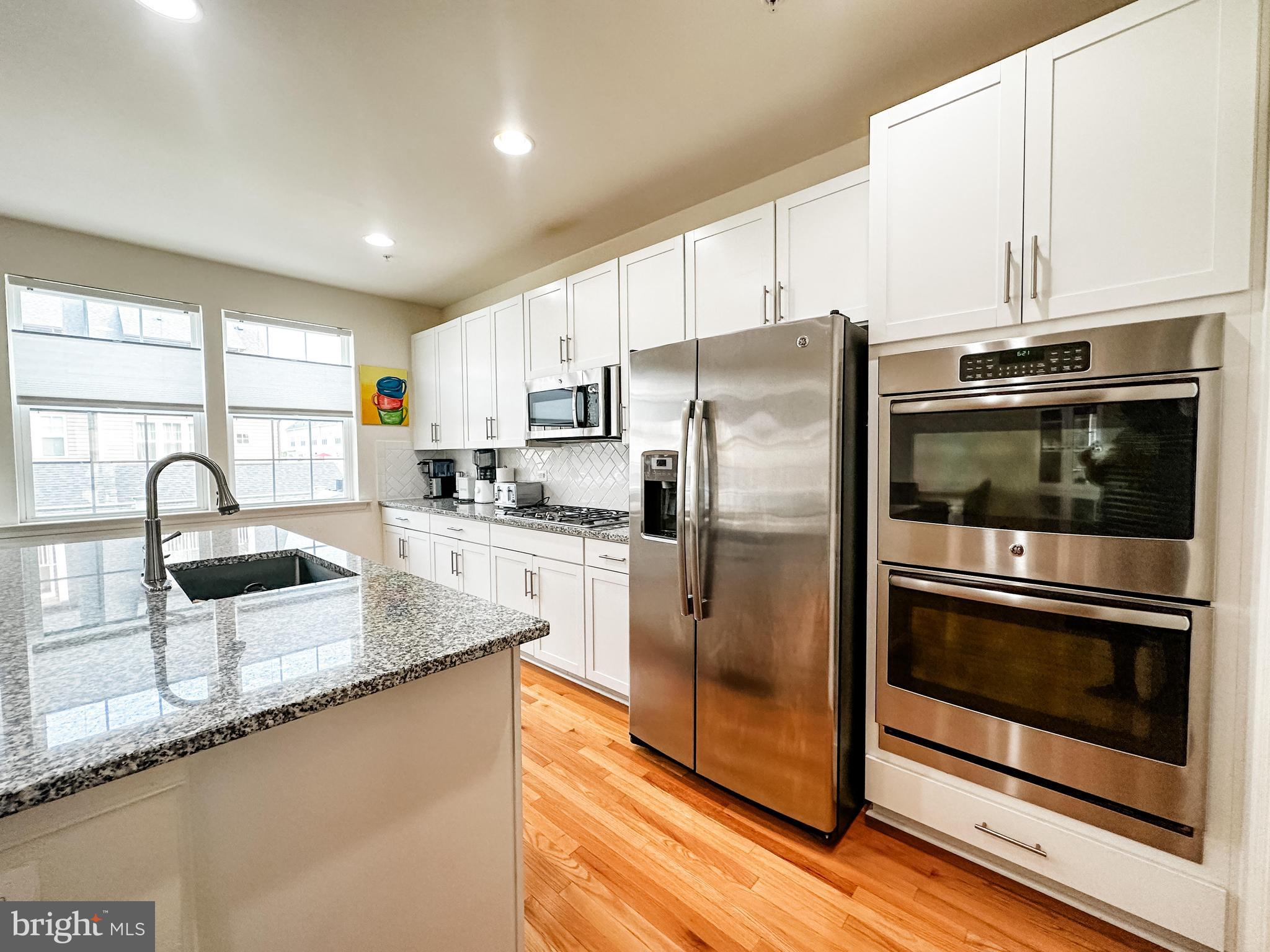 634 Blandwood Road Frederick, MD 21701 - Photo 3 of 11 Double Oven and granite counters