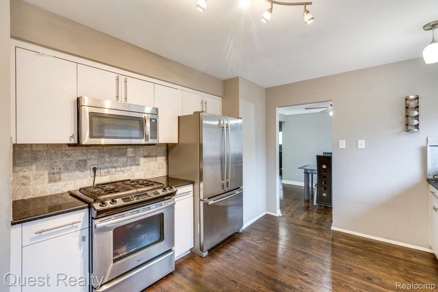 1849 East Maple Road Birmingham, MI 48009 - Photo 6 of 17 1849 E Maple Rd Birmingham MI-large-018-003-1849 East Maple Road00018-1500x1000-72dpi.jpg