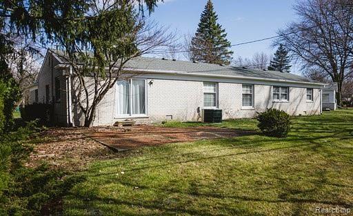32237 Baintree Road Farmington, MI 48334 - Photo 35 of 36 32237 Baintree Rd back of house.jpg