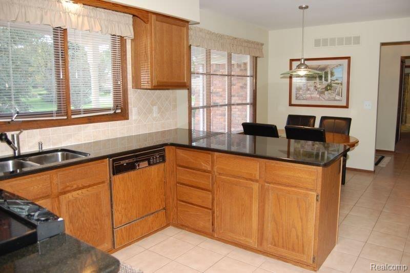 25237 Rutledge Crossing Farmington, MI 48335 - Photo 2 of 21 Kitchen 1