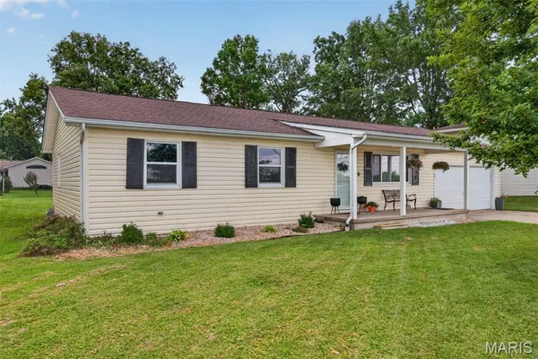 $222,500 | 1230 Ellwood Drive, Breese, IL 62230