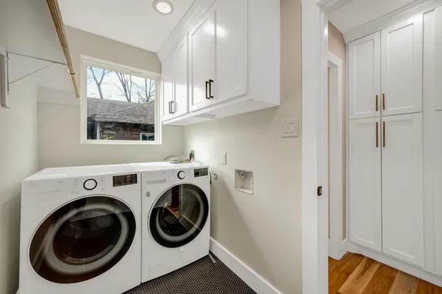 a view of entryway with washer and dryer