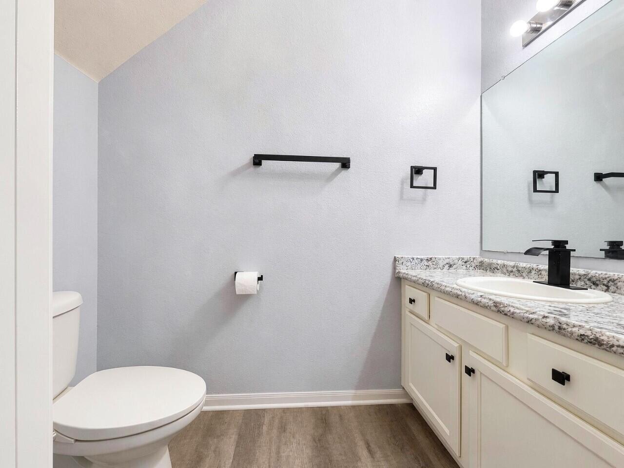 1014 Airport Road, Unit 121 Destin, FL 32541 - Photo 8 of 24 09-interior_bathroom_2_1