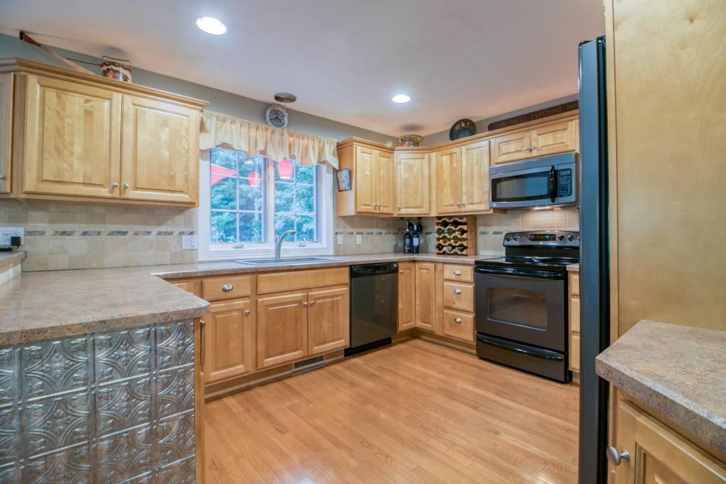 31 Bennett Road Wilbraham, MA 01095 - Photo 4 of 28