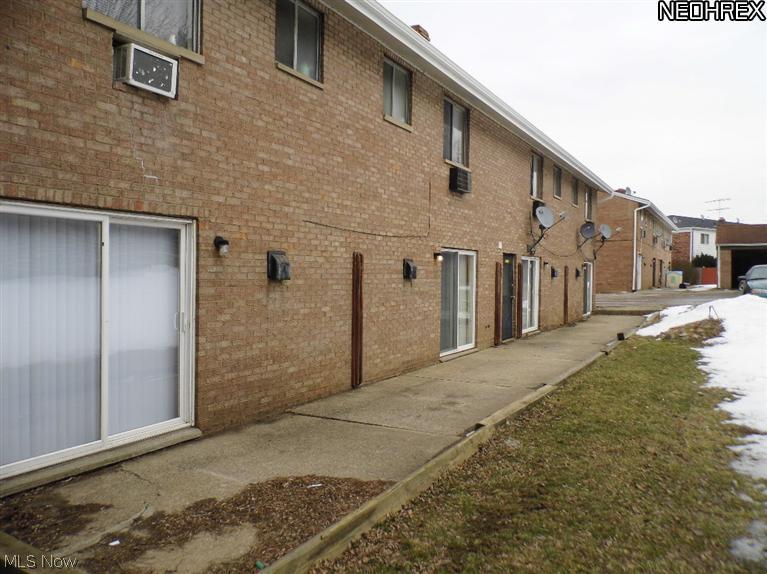 2646 Chamberlain Road Akron, OH 44333 - Photo 6 of 24 2646 Chamberlain rd, Fairlawn, OH 44333 Back