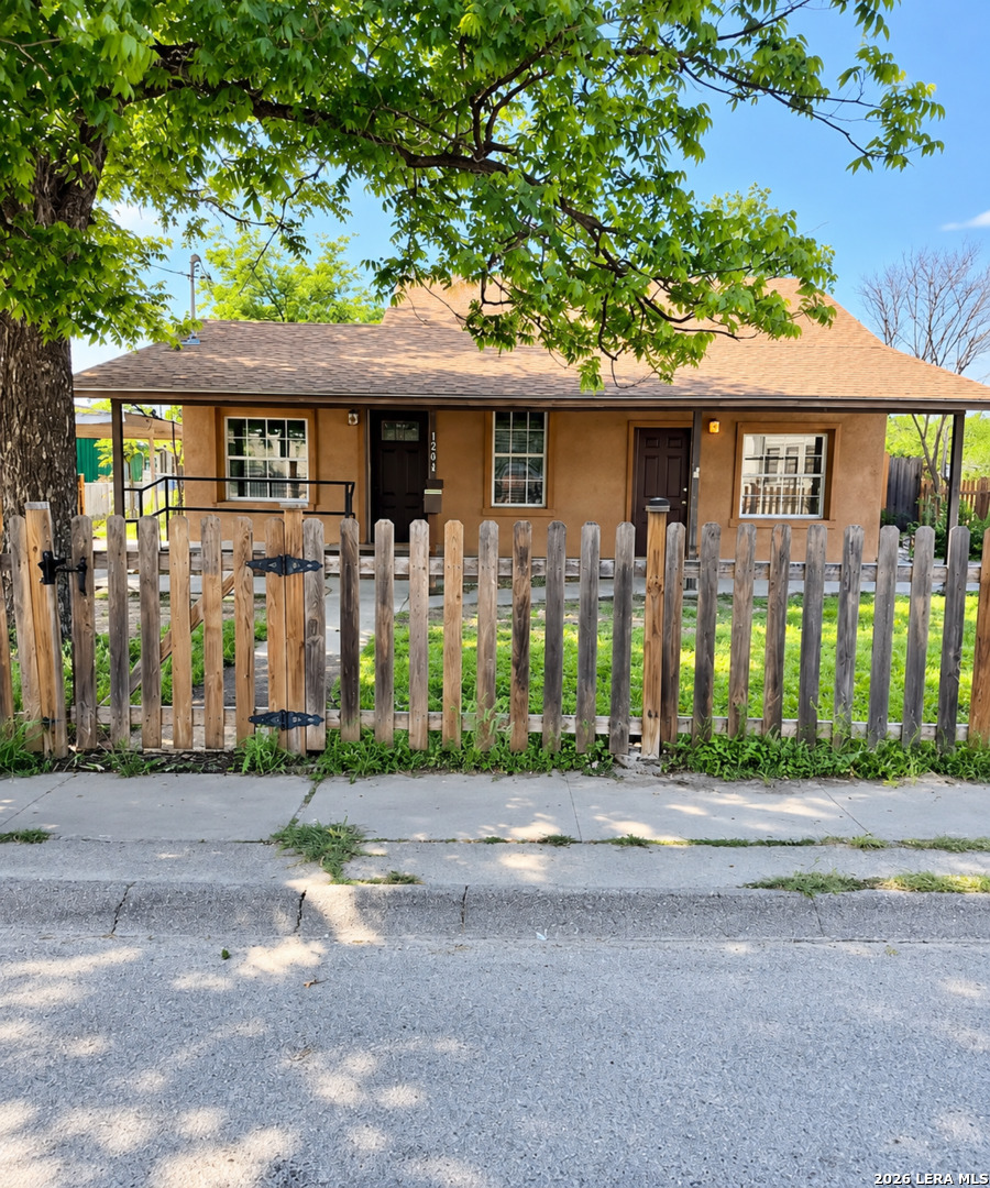 1204 West Garza Street Del Rio, TX 78840 - Photo 1 of 7 Gallery Image 1