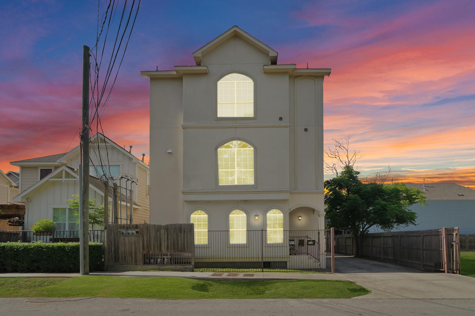 5206 Petty Street Houston, TX 77007 - Photo 3 of 26 a front view of a house