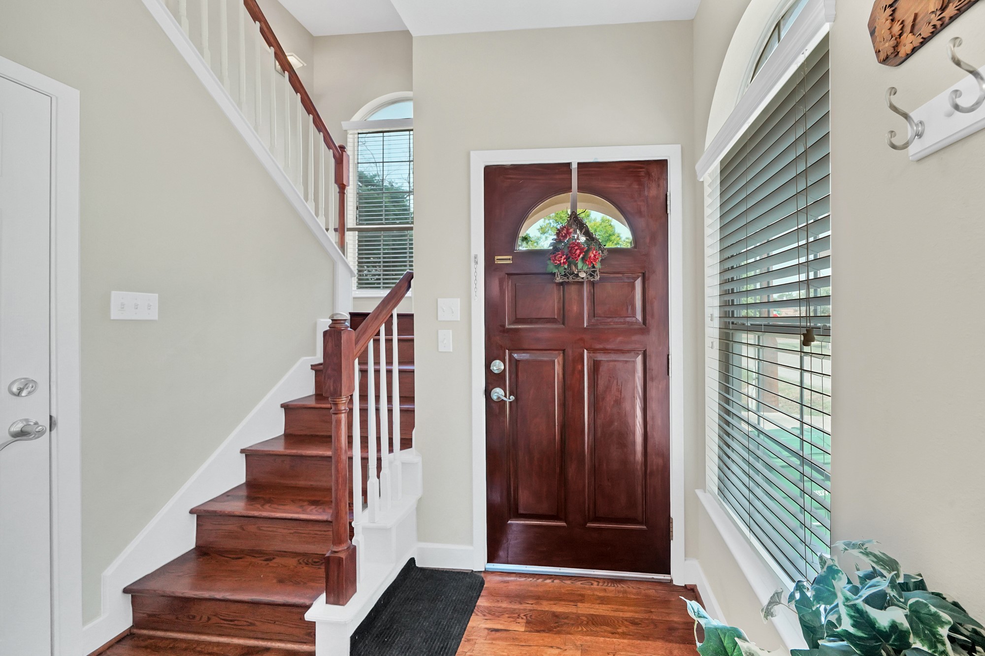 5206 Petty Street Houston, TX 77007 - Photo 4 of 26 a view of entryway