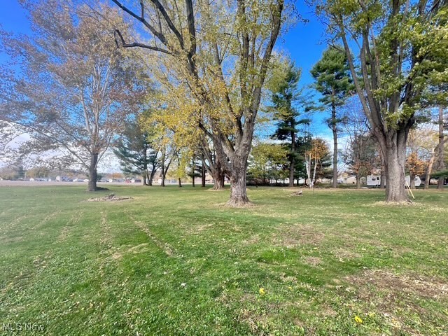 6852 Riverside Road Southeast Uhrichsville, OH 44683 - Photo 25 of 30 View of green lawn
