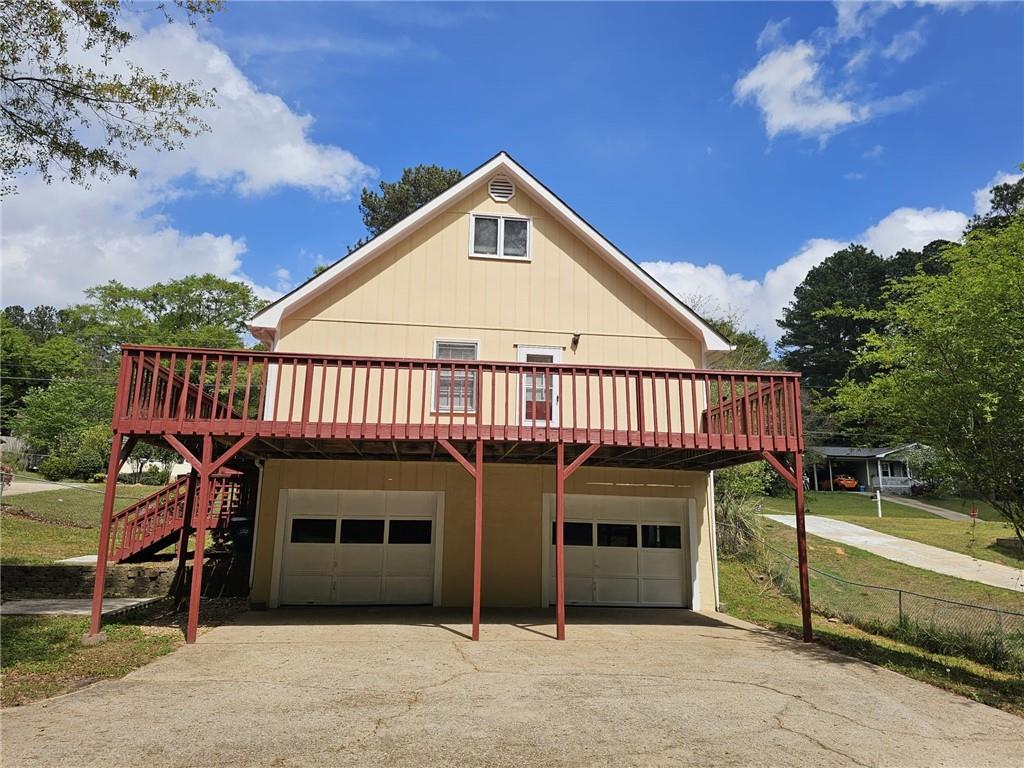 a view of a house with backyard and porch