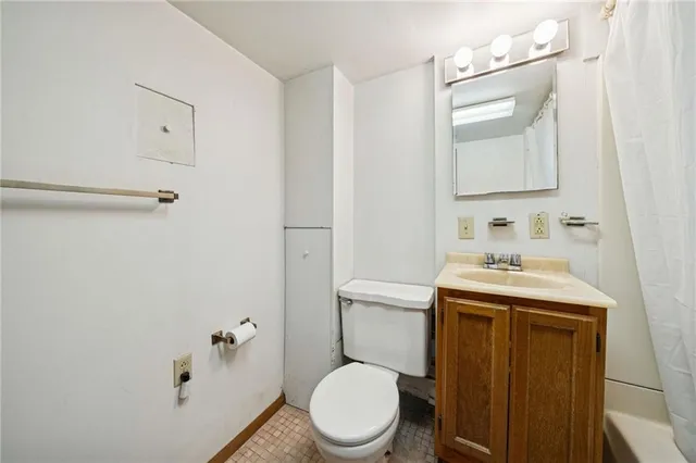 a view of a house with backyard