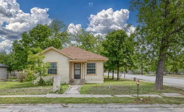 $145,000 | 137 West Garden Street, Uvalde, TX 78801