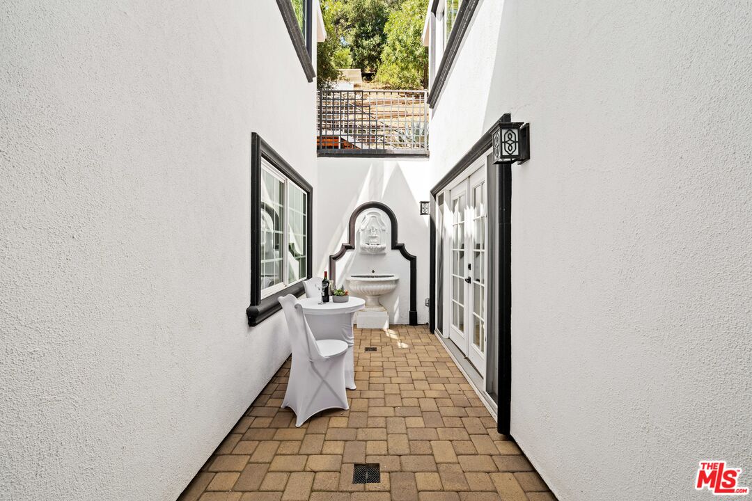 2563 Hutton Drive Beverly Hills, CA 90210 - Photo 15 of 69