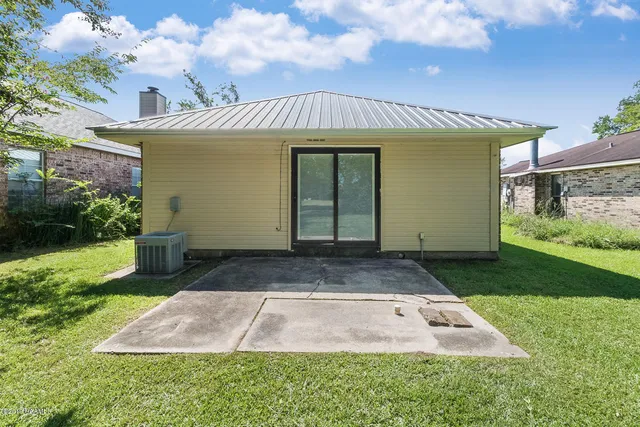 $1,350 | 142 Sandest Drive, Lafayette, LA 70508