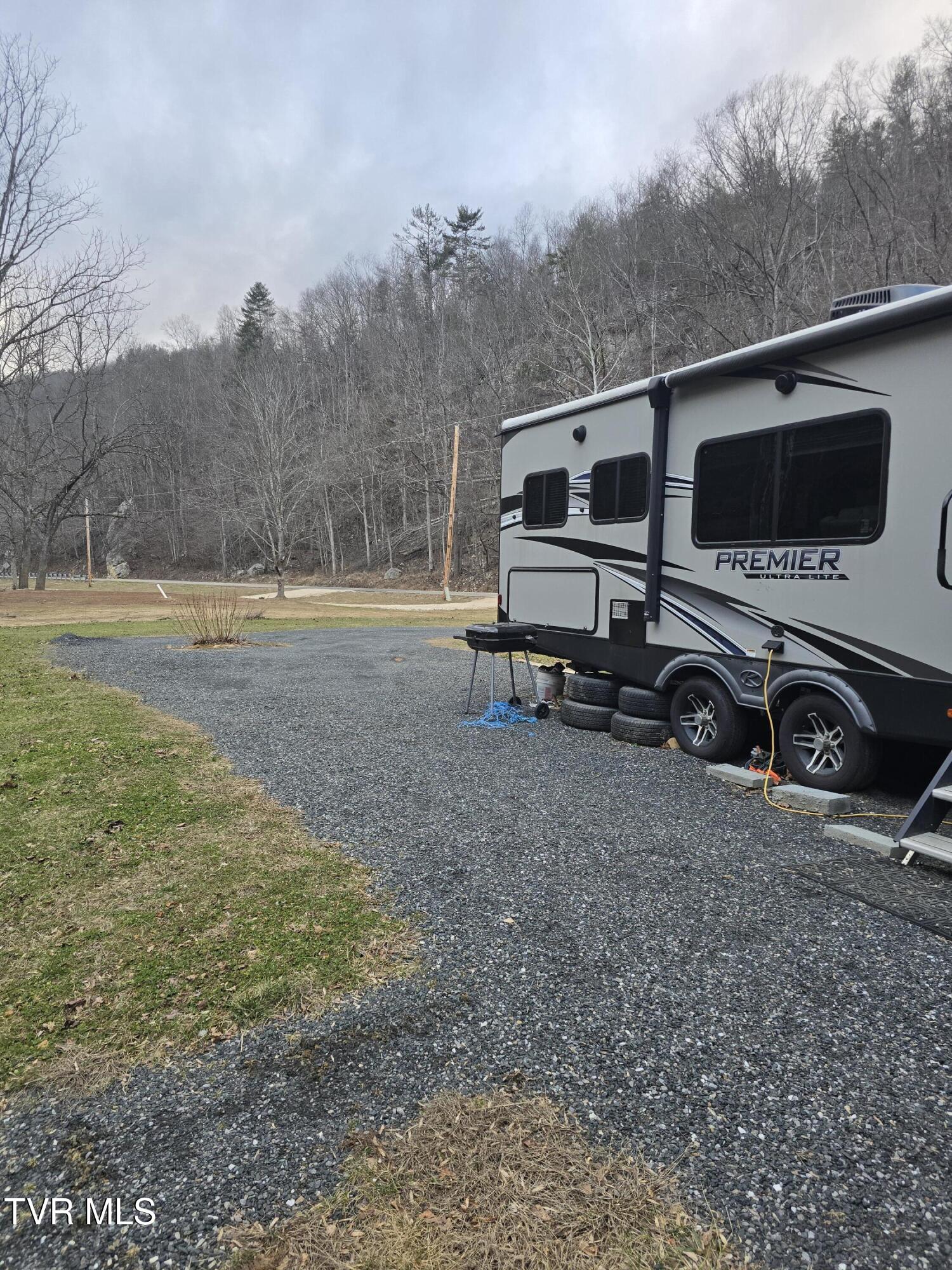 7589 Roan Creek Road, Unit 9B Butler, TN 37640 - Photo 22 of 25 1000011829