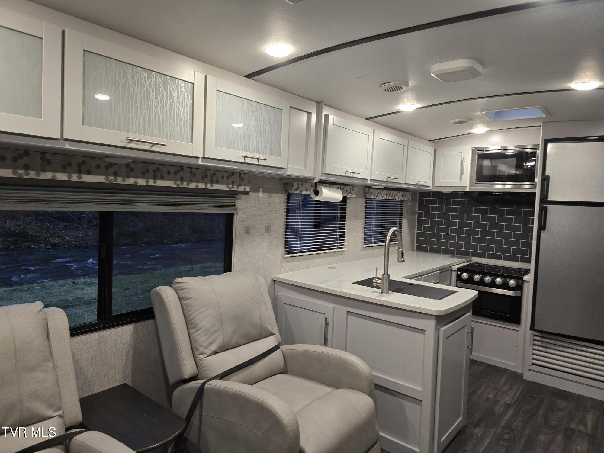 7589 Roan Creek Road, Unit 9B Butler, TN 37640 - Photo 9 of 25 1000011972