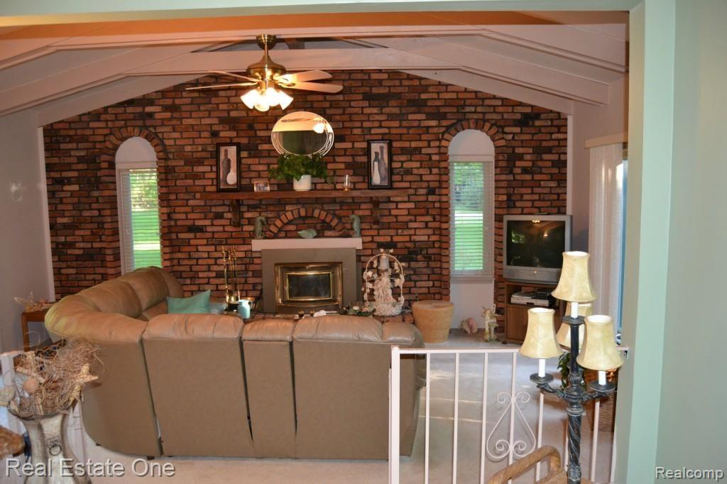 3910 Center Road Highland, MI 48357 - Photo 5 of 9 DSC_0286.jpg