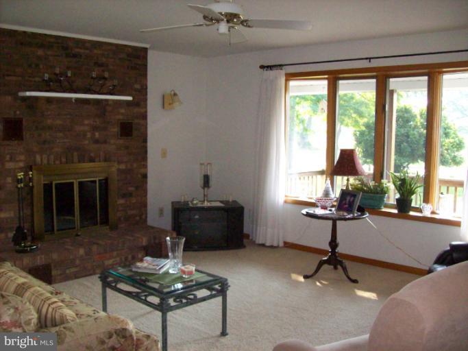 720 Romancoke Road Stevensville, MD 21666 - Photo 10 of 25 Living Room