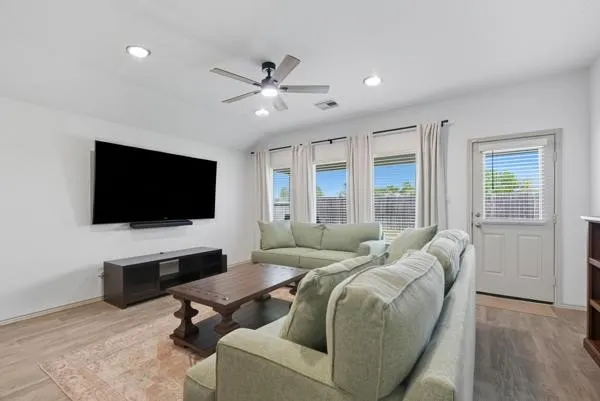 $295,000 | 1137 Buffalograss Trail, Sealy, TX 77474