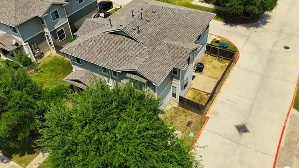 a view of a backyard