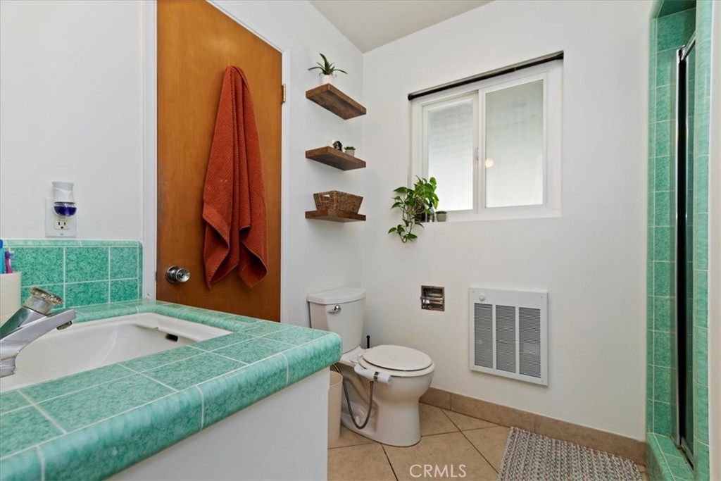 20620 Hill Top Drive Riverside, CA 92507 - Photo 22 of 46 Second bathroom