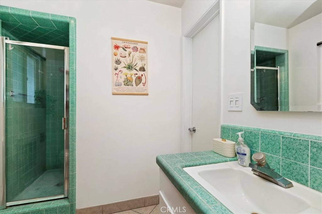 20620 Hill Top Drive Riverside, CA 92507 - Photo 23 of 46 Second bathroom