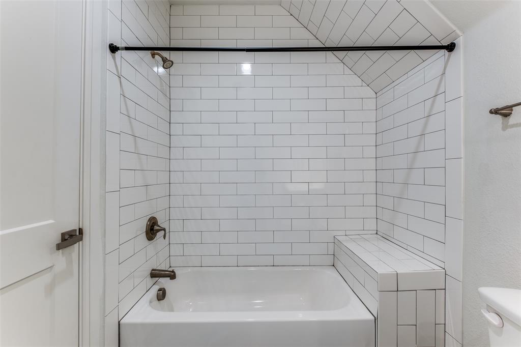 5073 Gaston Avenue, Unit 401 Dallas, TX 75214 - Photo 23 of 26 a bathroom with a bathtub