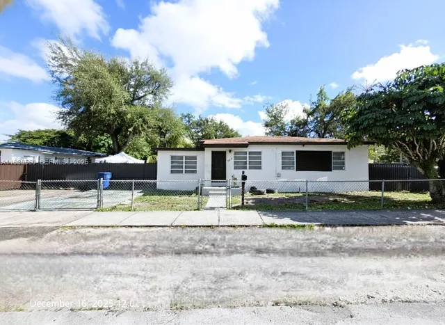 a view of back yard of the house