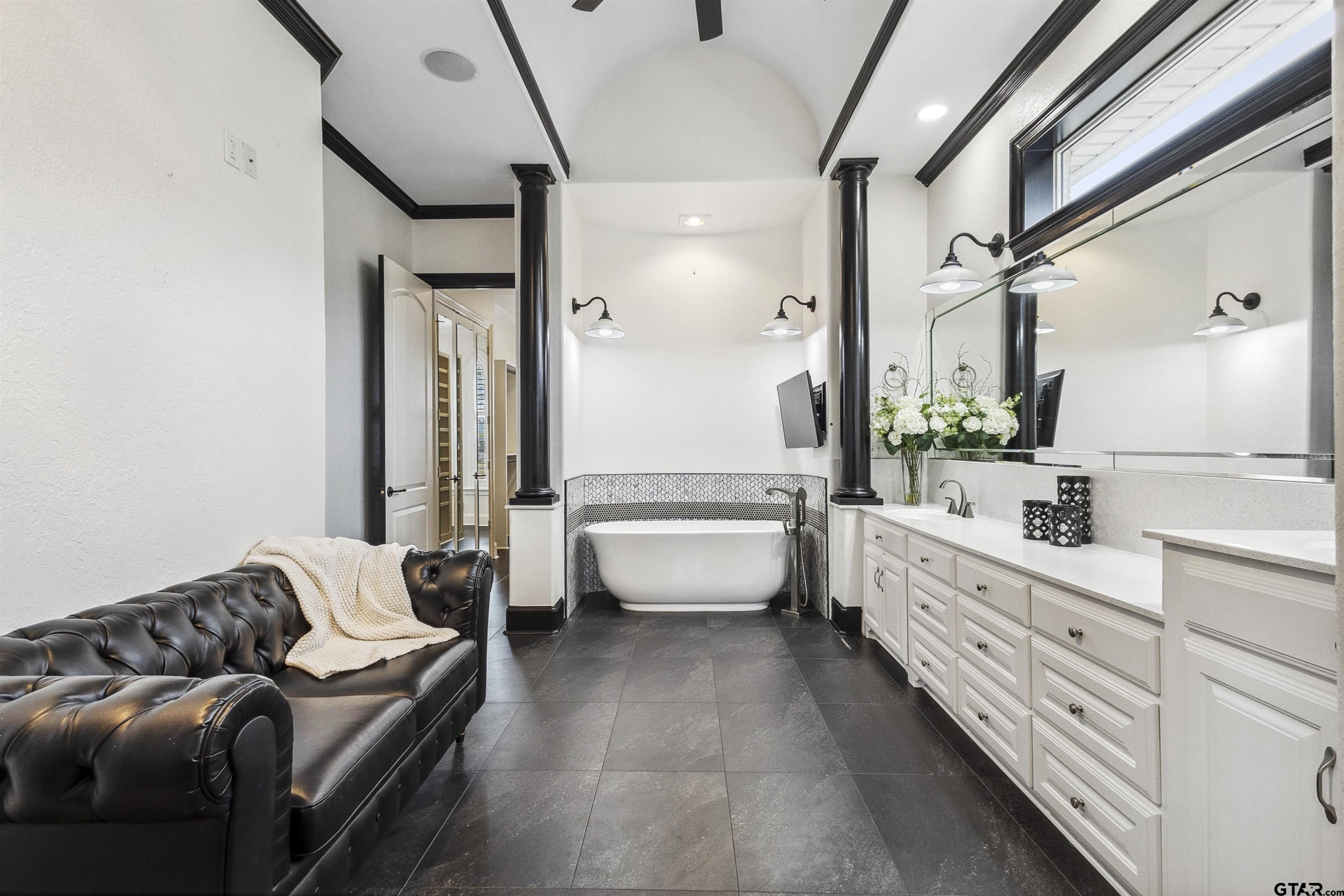 17729 Southpoint Road Whitehouse, TX 75791 - Photo 23 of 48 a room with furniture and a large window