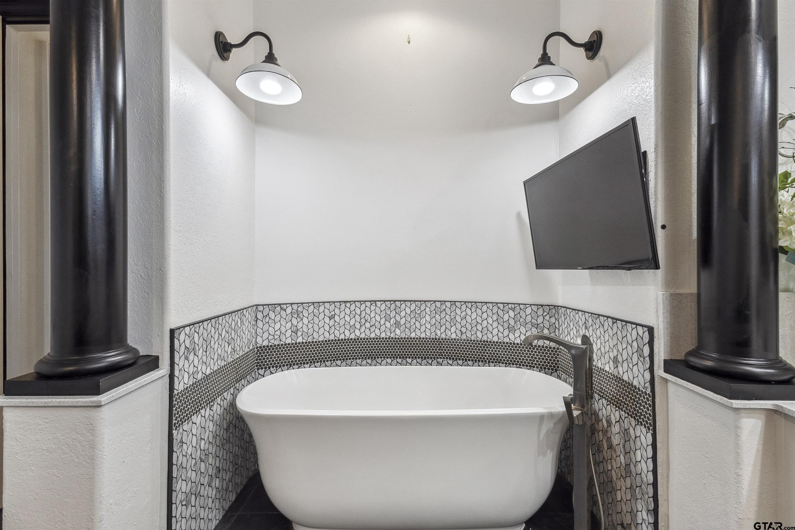 17729 Southpoint Road Whitehouse, TX 75791 - Photo 25 of 48 a bathroom with a bathtub and a mirror