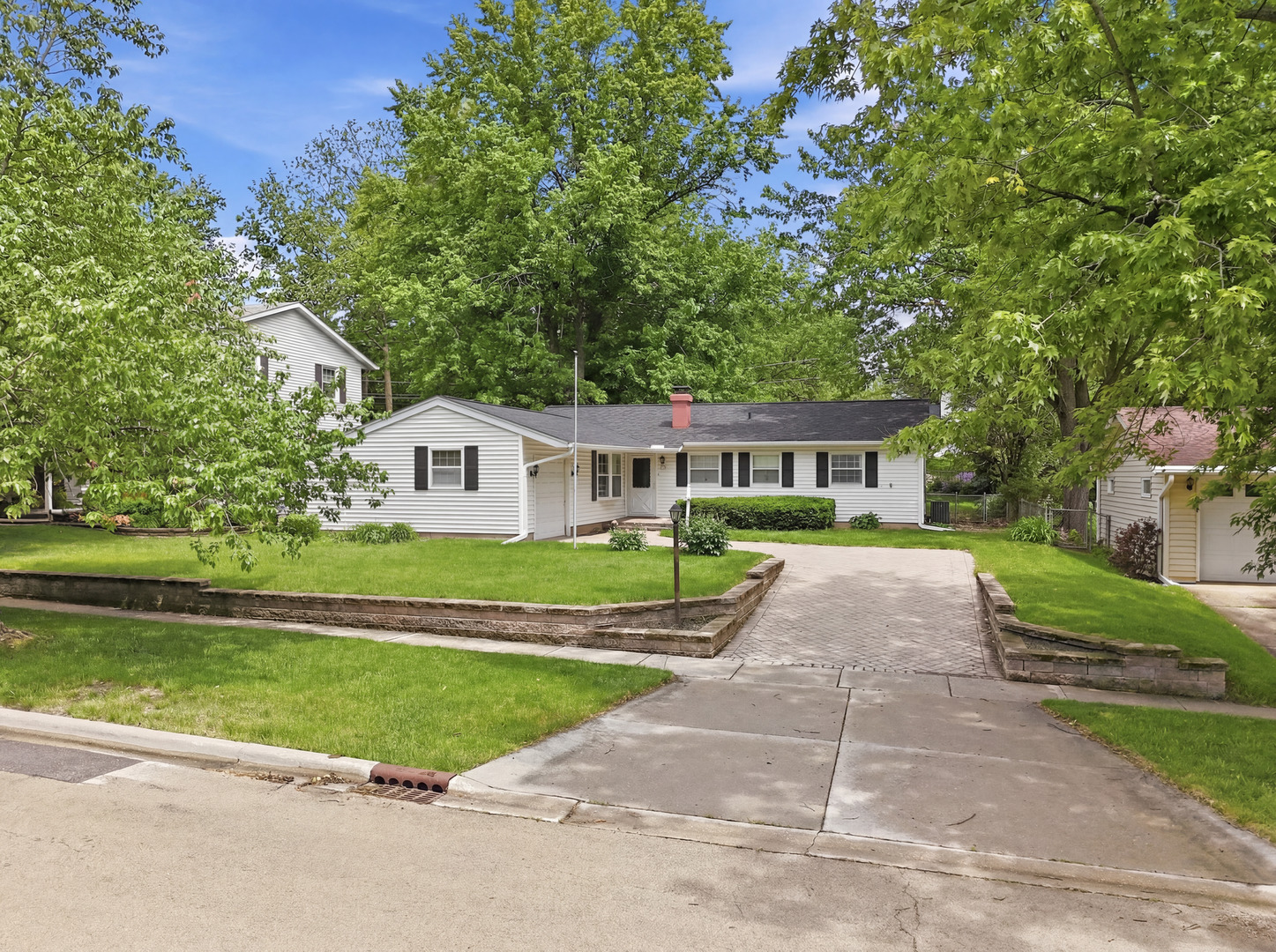 323 East Dresser Road DeKalb, IL 60115 - Photo 2 of 37