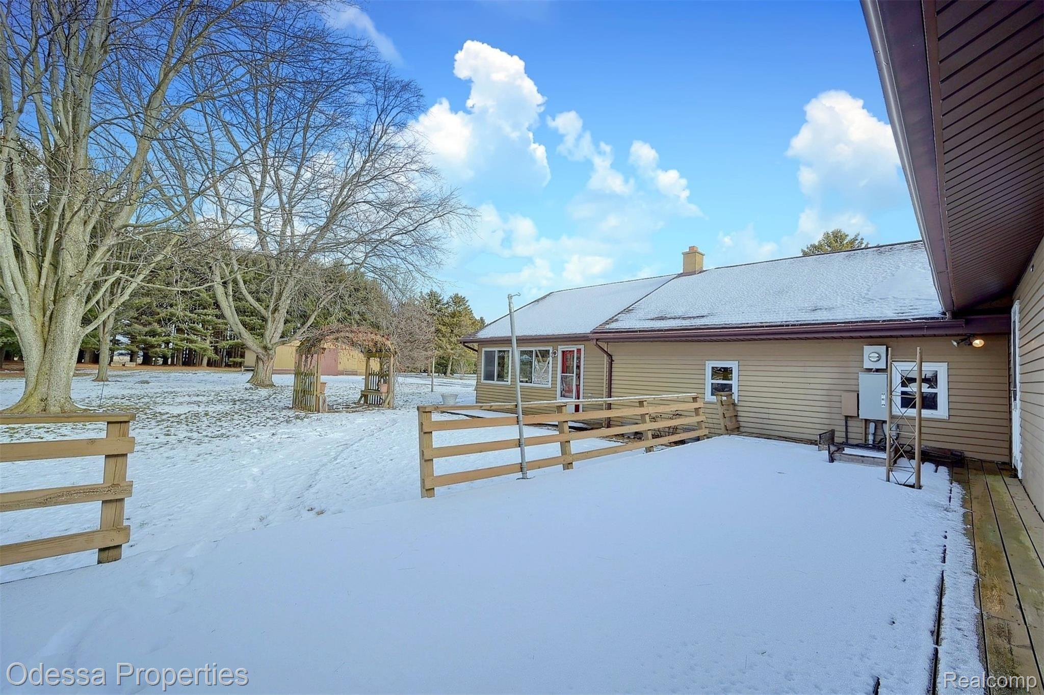 105 Seltzer Road Croswell, MI 48422 - Photo 35 of 84 35-Deck.jpg