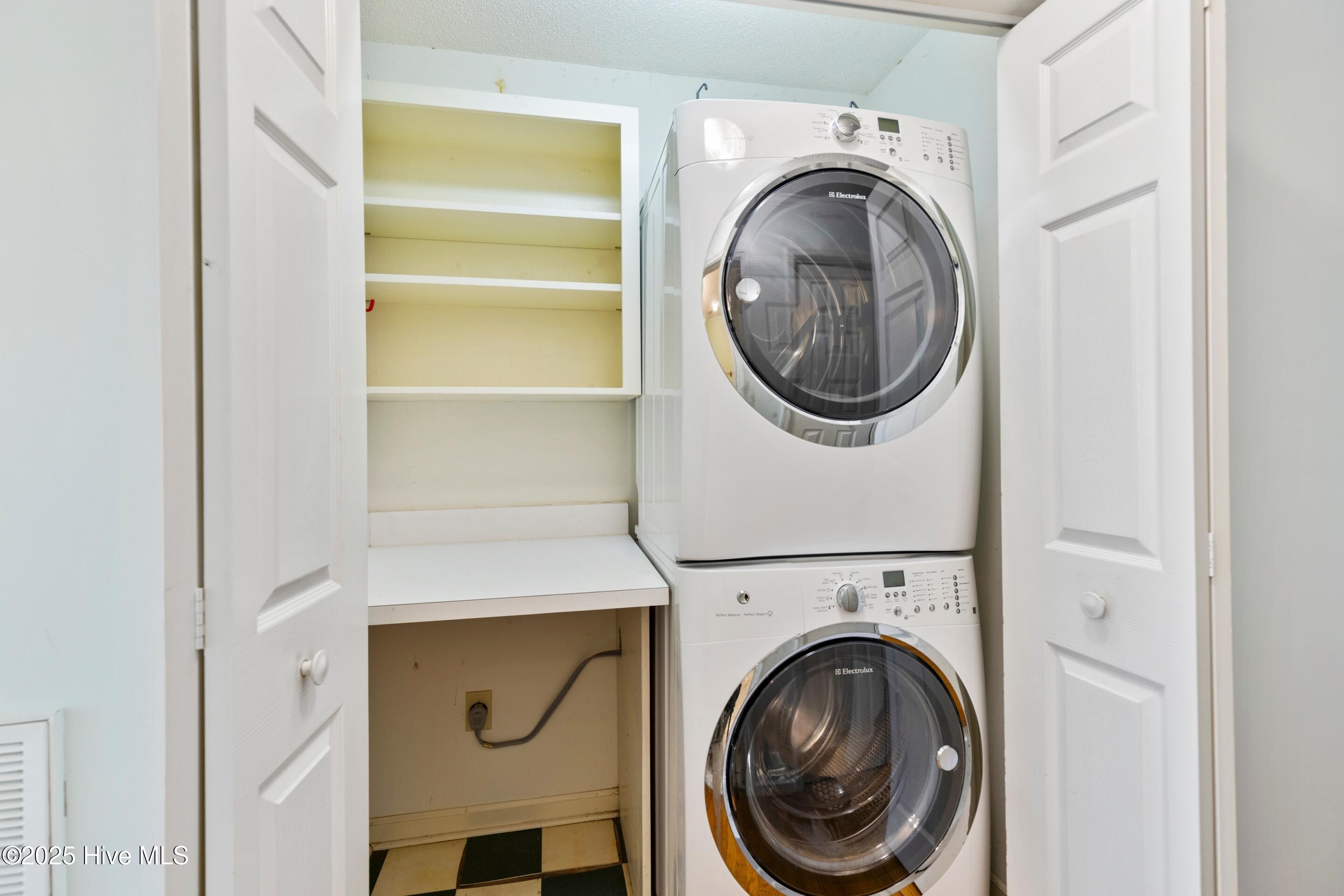 1501 Field View Road Wilmington, NC 28411 - Photo 29 of 57 Laundry closet. Electrolux washer and dryer do convey.