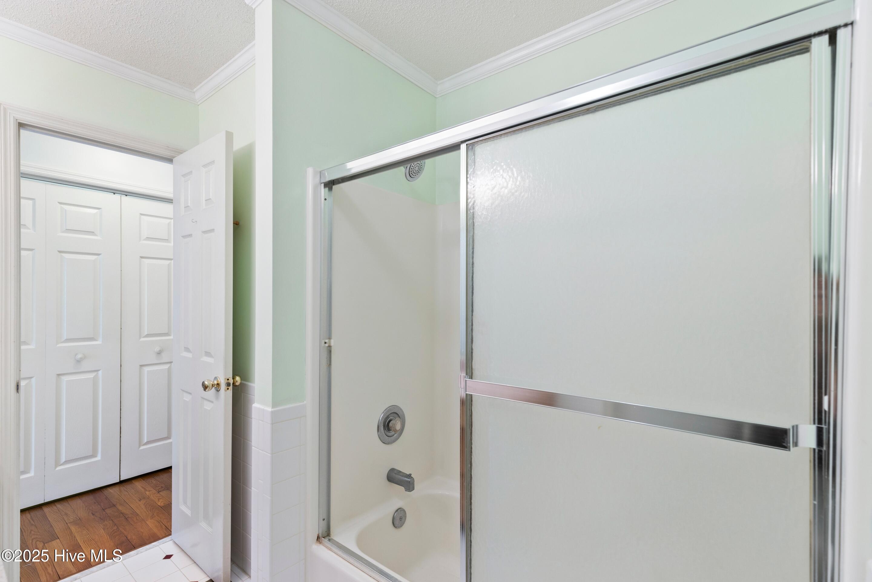1501 Field View Road Wilmington, NC 28411 - Photo 41 of 57 Hall bathroom with tub and glass door.