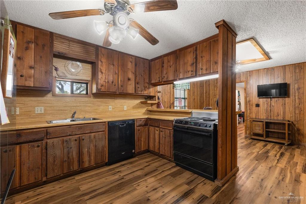 401 South Parker Road La Feria, TX 78559 - Photo 9 of 34