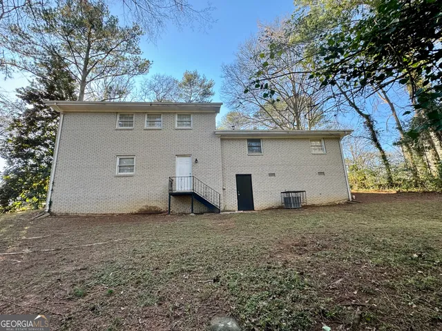 a view of a house with a back yard