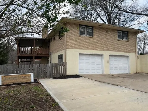 $340,000 | 904 Ridgeway Drive, Liberty, MO 64068