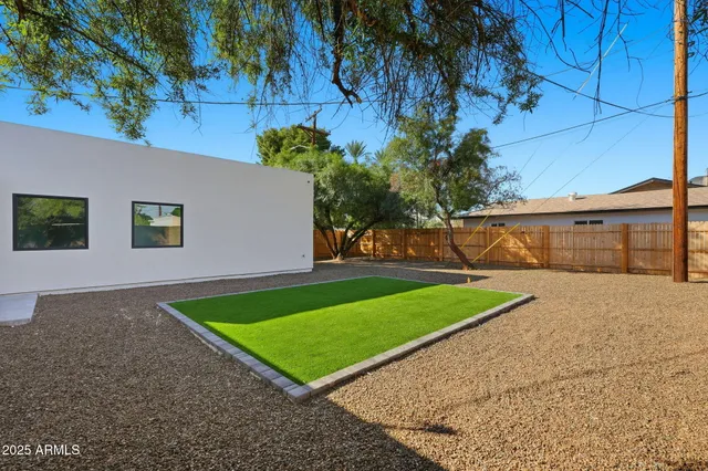 a view of a backyard