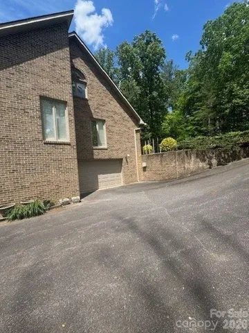 a view of a house with backyard and garden