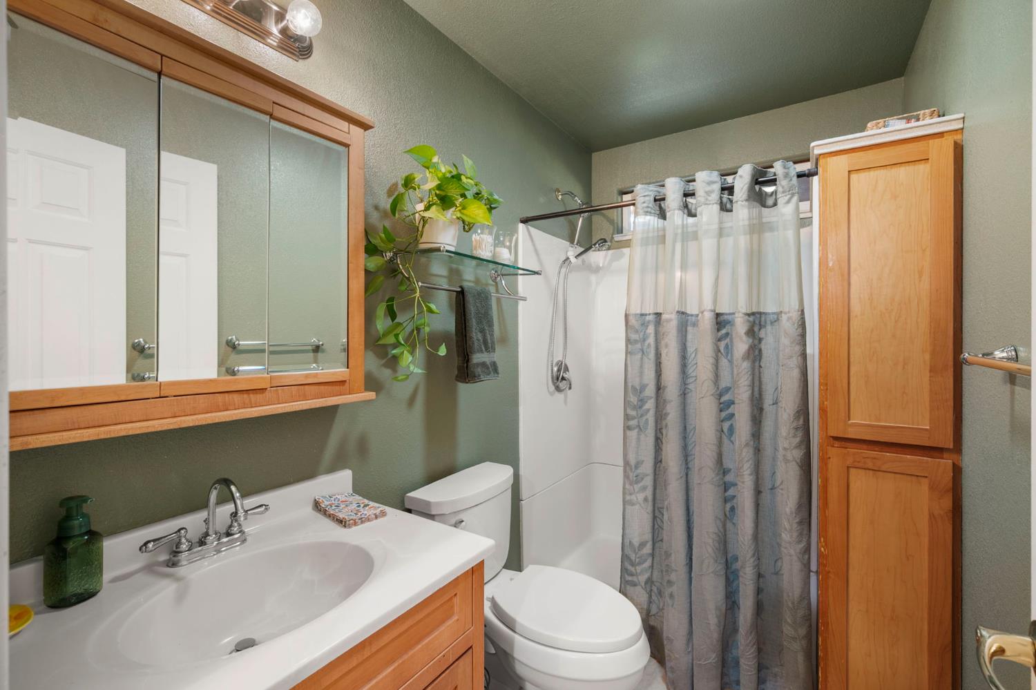 734 Utica Drive Murphys, CA 95247 - Photo 20 of 36 a bathroom with a sink toilet and shower