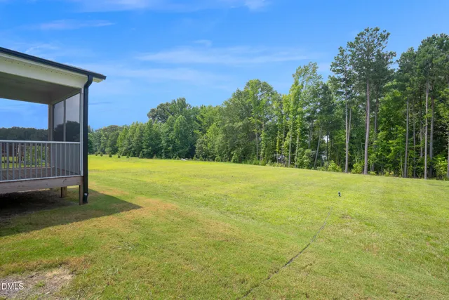 a view of a yard with a house
