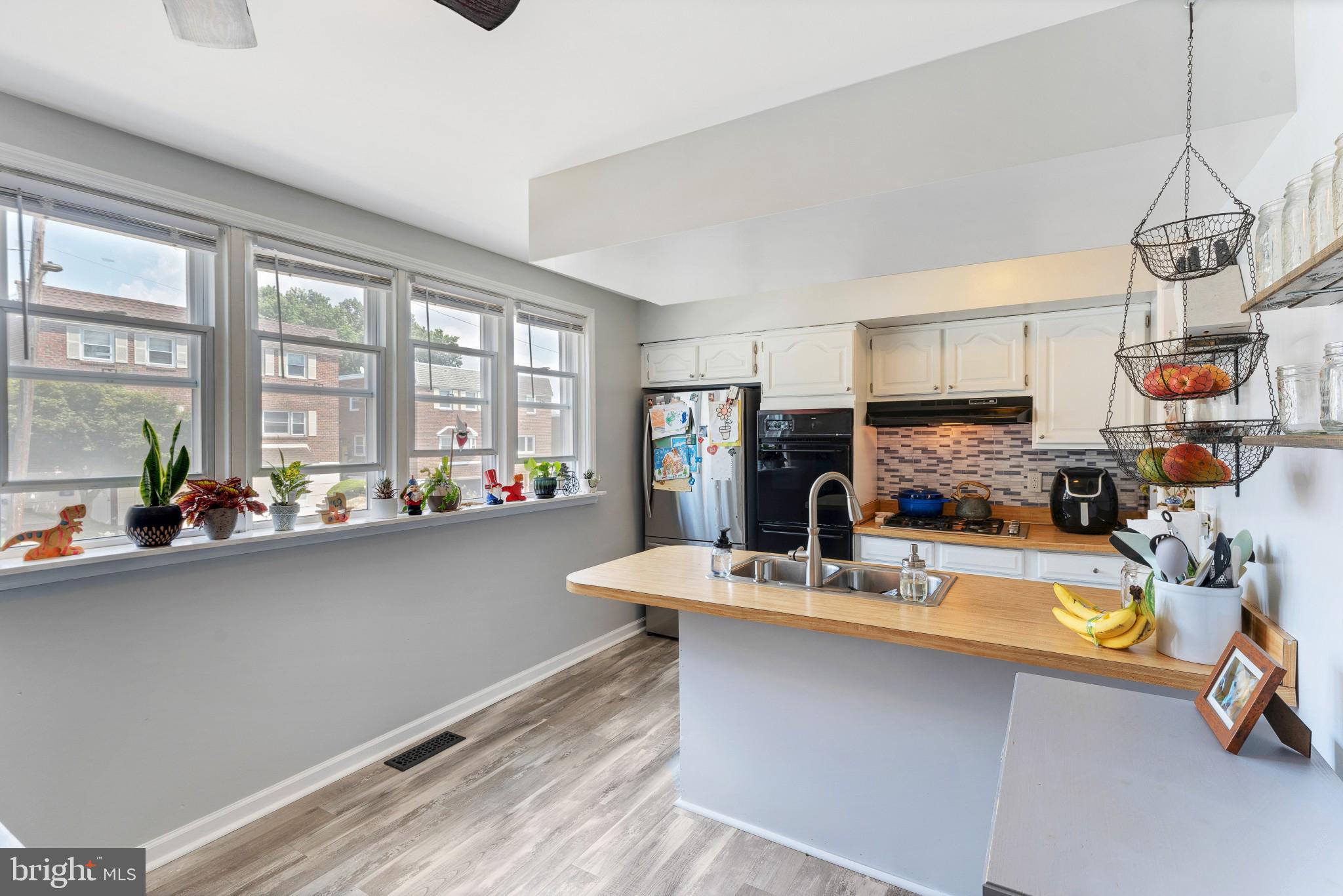 7338 Hill Road Philadelphia, PA 19128 - Photo 13 of 33 Kitchen