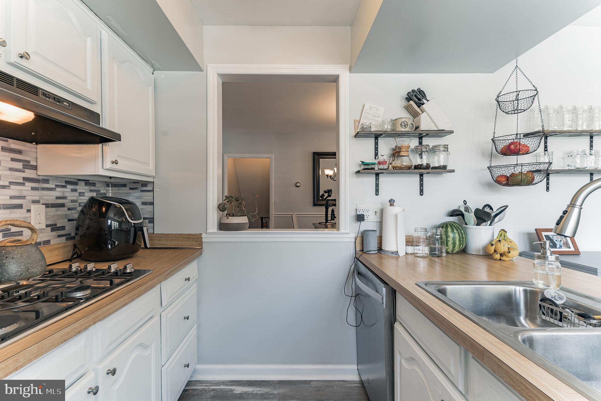 7338 Hill Road Philadelphia, PA 19128 - Photo 17 of 33 Kitchen