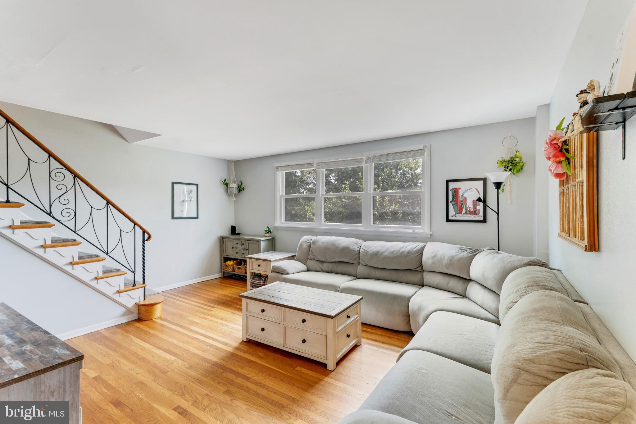 7338 Hill Road Philadelphia, PA 19128 - Photo 6 of 33 Living Room