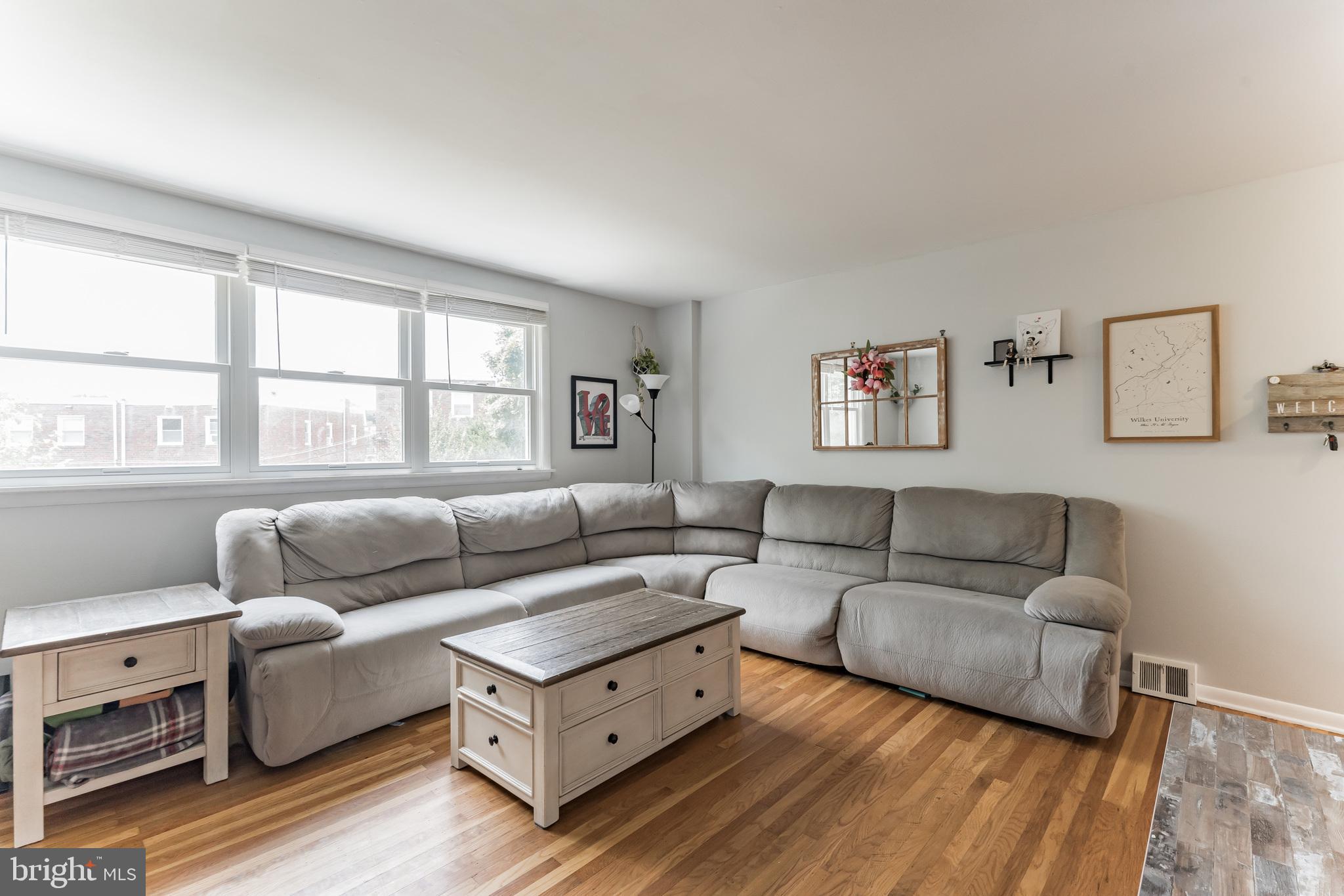 7338 Hill Road Philadelphia, PA 19128 - Photo 7 of 33 Living Room